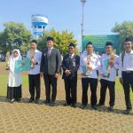 Bupati Kendal Serahkan Penghargaan Guru MTs Darul Amanah Peraih Juara 1 Lomba HAB Kemenag Kabupaten Kendal