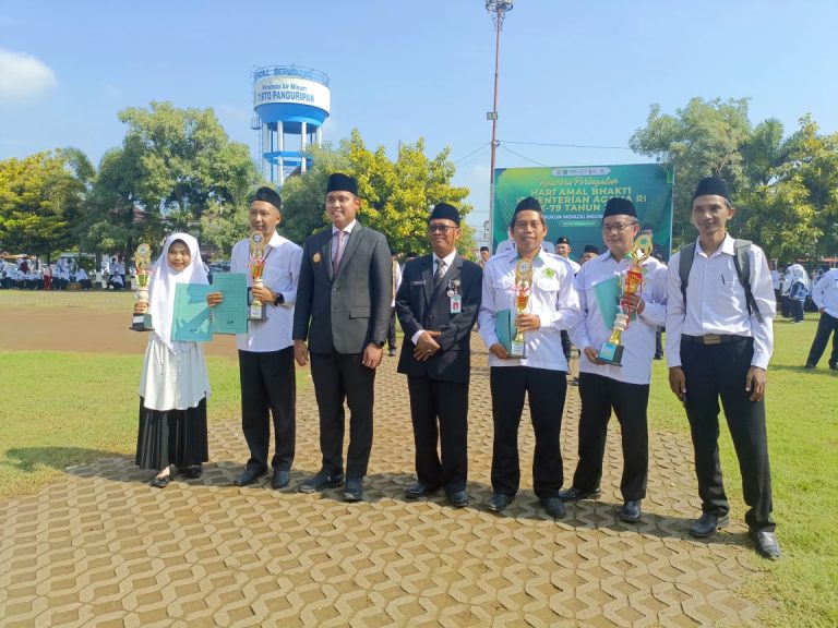 Bupati Kendal Serahkan Penghargaan Guru MTs Darul Amanah Peraih Juara 1 Lomba HAB Kemenag Kabupaten Kendal